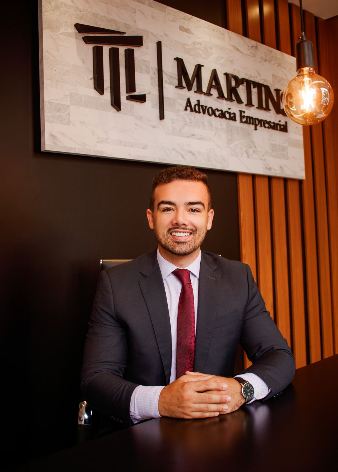 Dr. Paulo Martins, advogado responsável pela Martins Advocacia Empresarial, na recepção do escritório