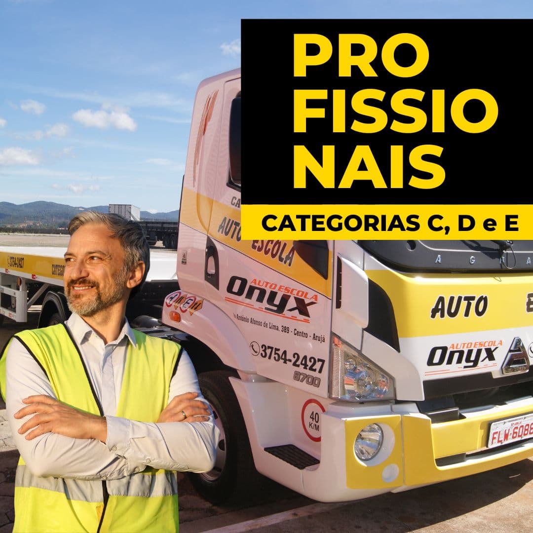 Motorista profissional de colete ao lado do caminhão de treinamento da Onyx — Categorias C, D e E