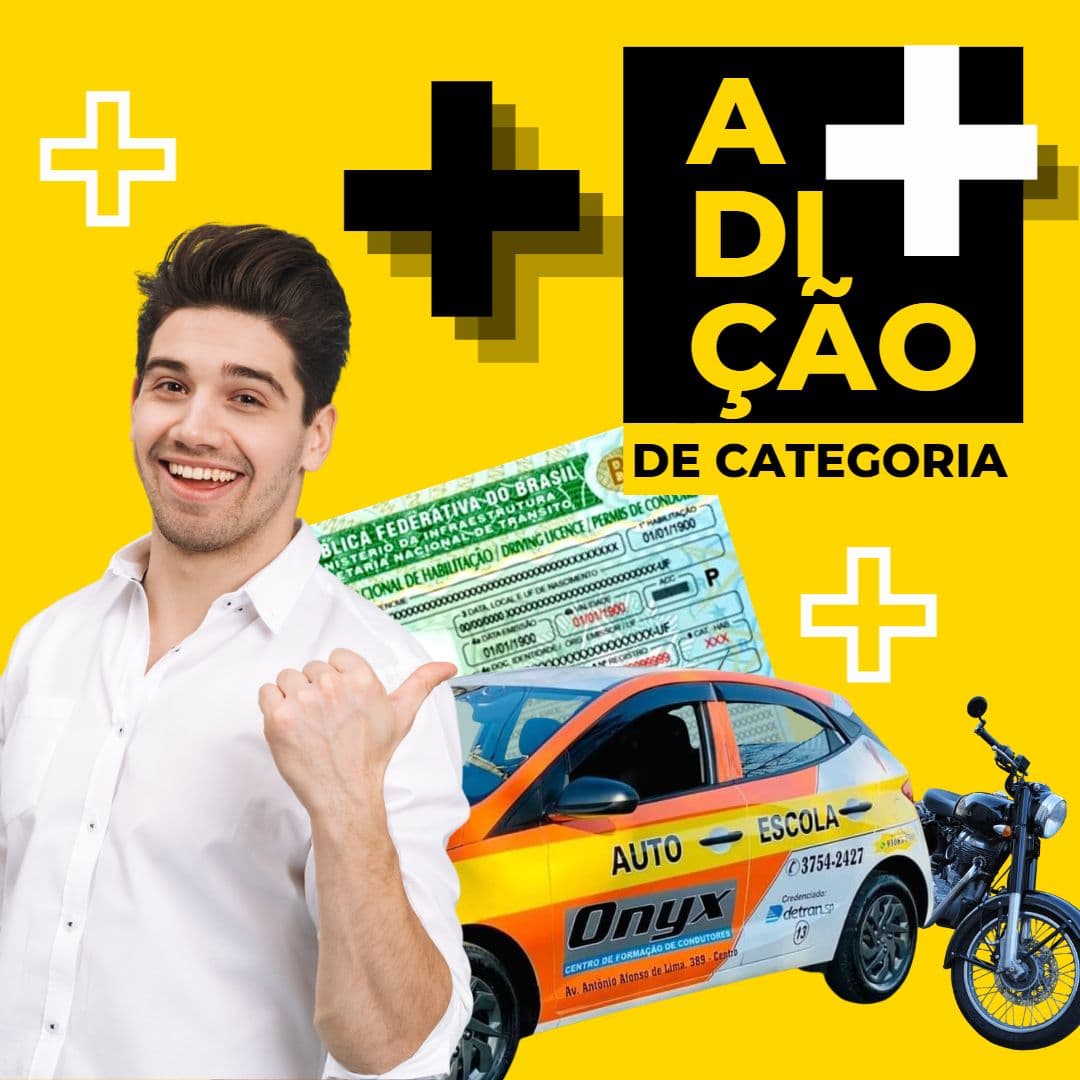 Jovem sorridente apontando para carro e moto da Onyx — Adição de Categoria
