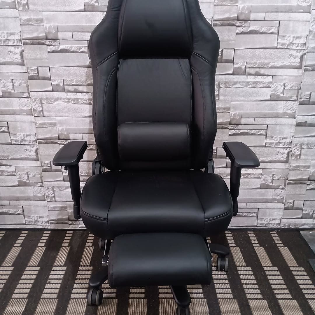 Cadeira gamer preta em couro legítimo com apoio de pés