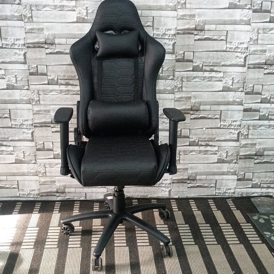 Cadeira gamer preta em tecido com base de cinco patas revisada