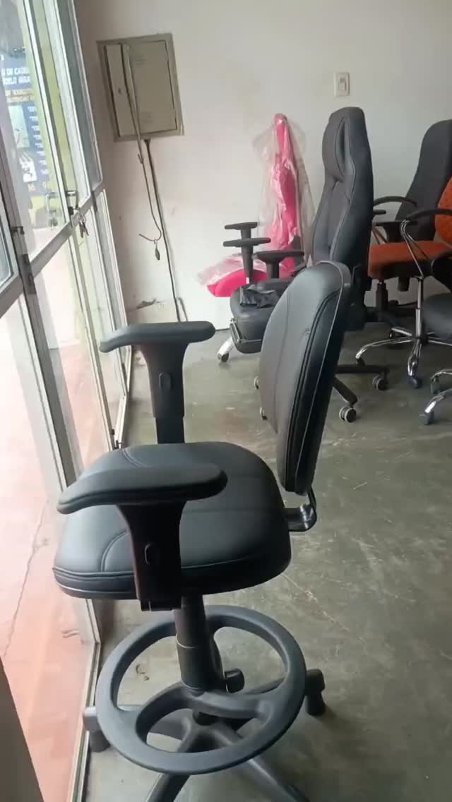 Interior da loja da RB em Manaus, com várias cadeiras giratórias à venda