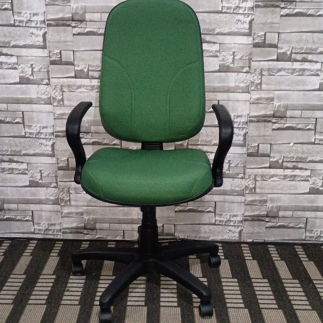 Cadeira giratória com estofado verde recém-reformado