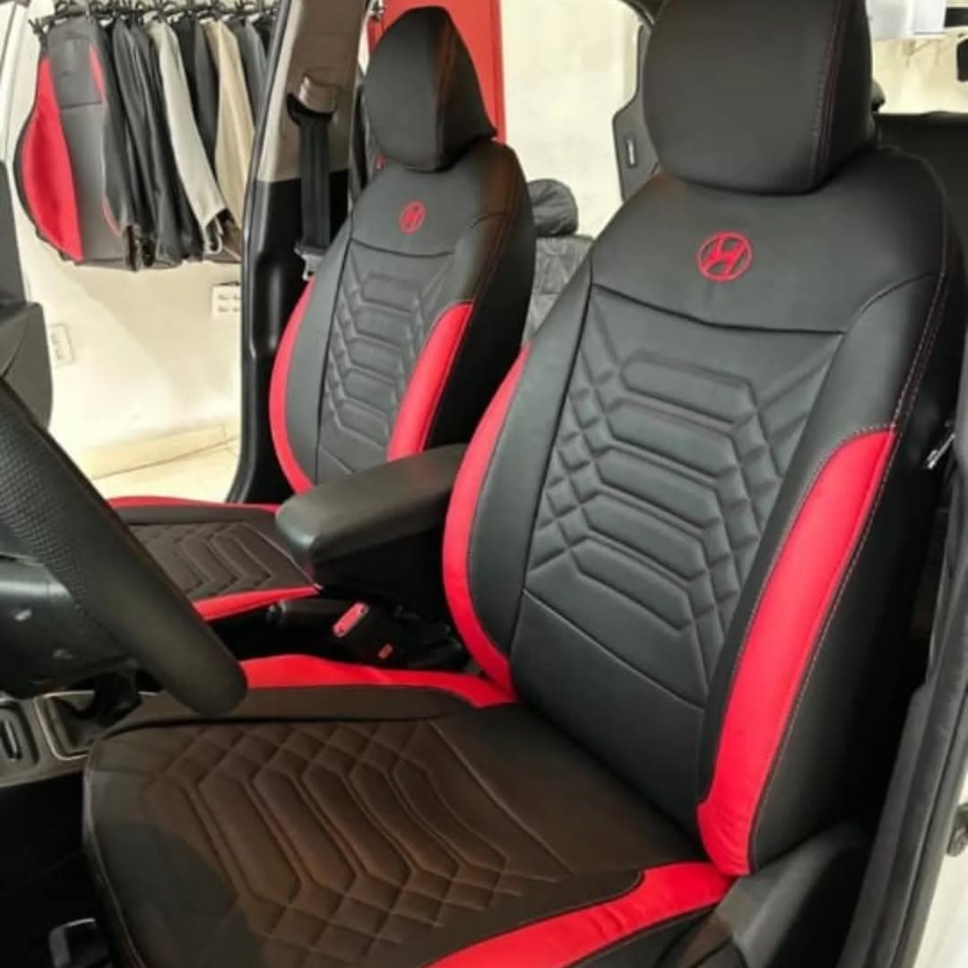 Bancos de carro revestidos em couro preto com detalhes vermelhos